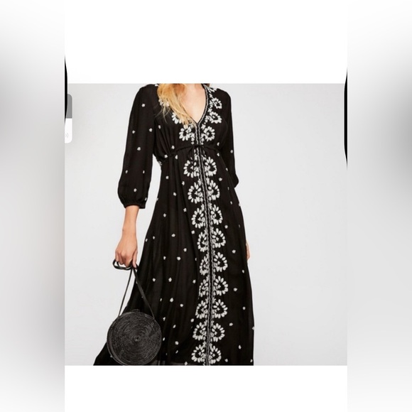 Embroidered fable dress - Picture 1 of 6